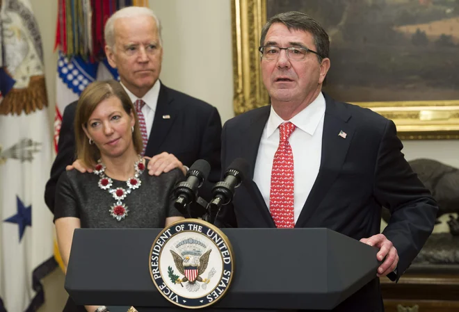 Joe Biden trdi, da ženskam večkrat nakloni prijazne geste in besede. FOTO: AFP