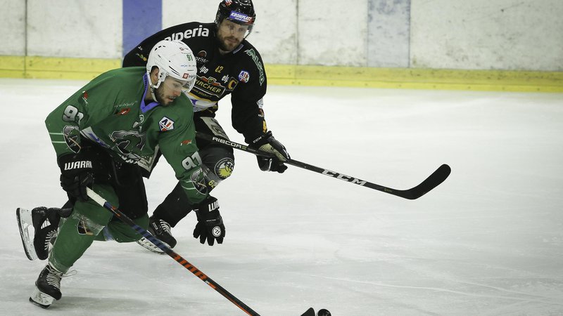 Fotografija: Žan Jezovšek (v zelenem dresu), Celjan pri ljubljanskem moštvu, se je na drugi tekmi finala AHL odrezal z goloma.

FOTO: Jože Suhadolnik
