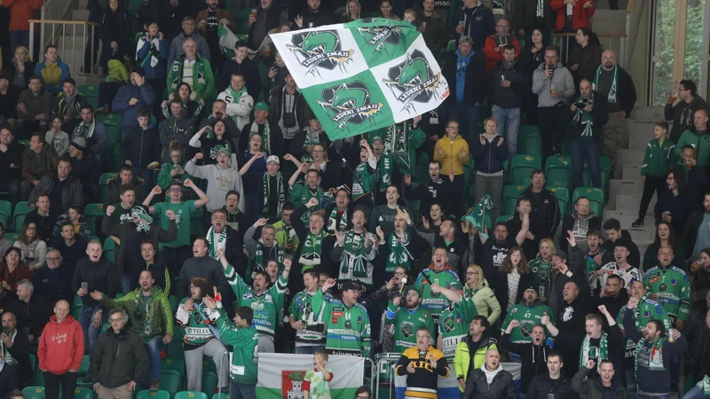 Fotografija: Po dolgih letih so se Olimpijini hokejski privrženci v velikem številu zbrali v Tivoliju, a na koncu slavja niso doživeli. FOTO: Voranc Vogel/Delo