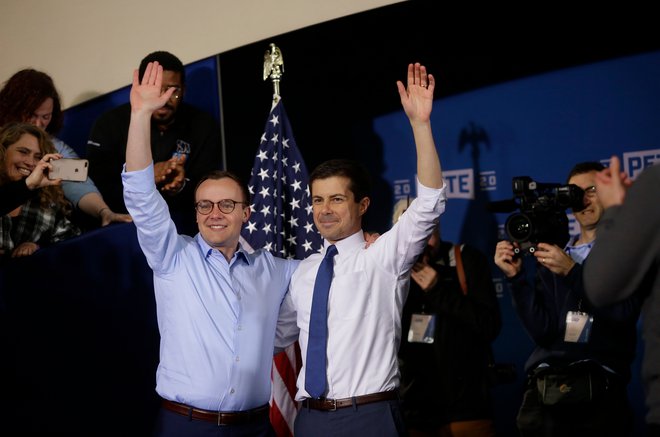 Pete Buttigieg (desno) in njegov soprog Chasten Buttigieg spreminajata ustaljeno podobo ameriške politike. Foto: AFP