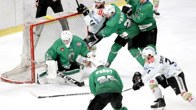 Fotografija: Pri Olimpiji je v odločilnih trenutkih blestel tudi vratar Žan Us, pred katerim pa je zdaj še finale DP. FOTO Roman Šipić/Delo