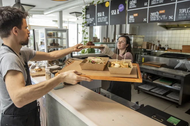 Čeprav je Kucha veganska restavracija, te navedbe na jedilniku ne boste našli. FOTO: Voranc Vogel<br />
 