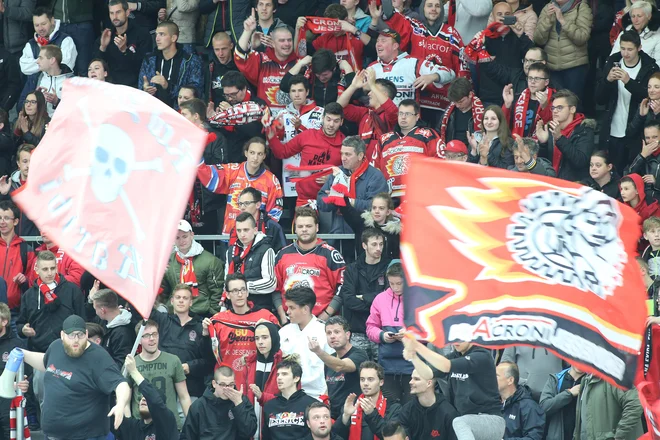 Jeseniški navijači so dodobra napolnili osrednjo tribuno v Podmežakli. FOTO: Tomi Lombar