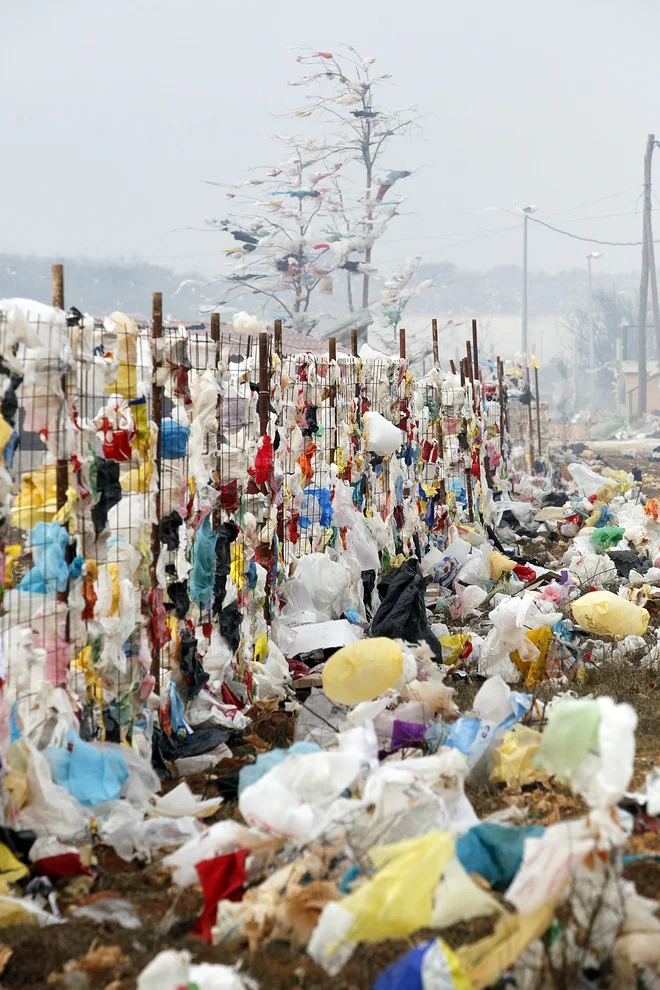 Odvržene plastične vrečke Foto Cropix