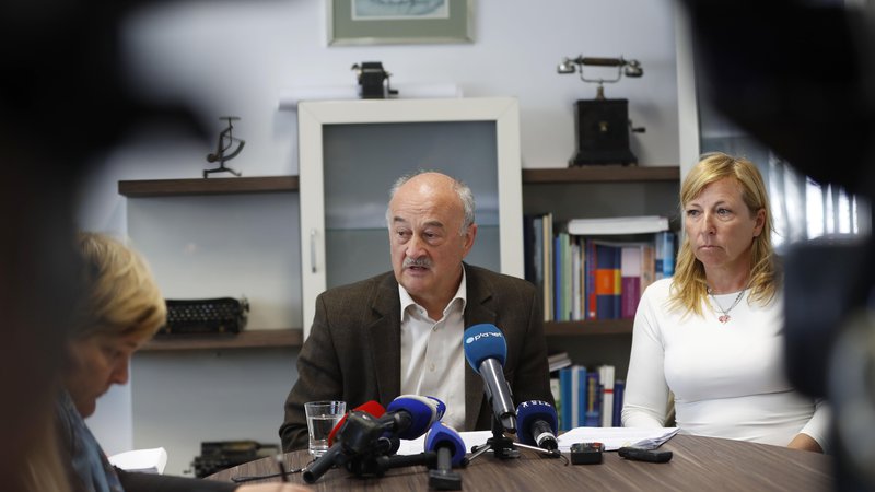 Fotografija: Jože Veternik in Lilijana Gantar Žura svarita pred možnostjo obsednega stanja. FOTO: Leon Vidic/Delo