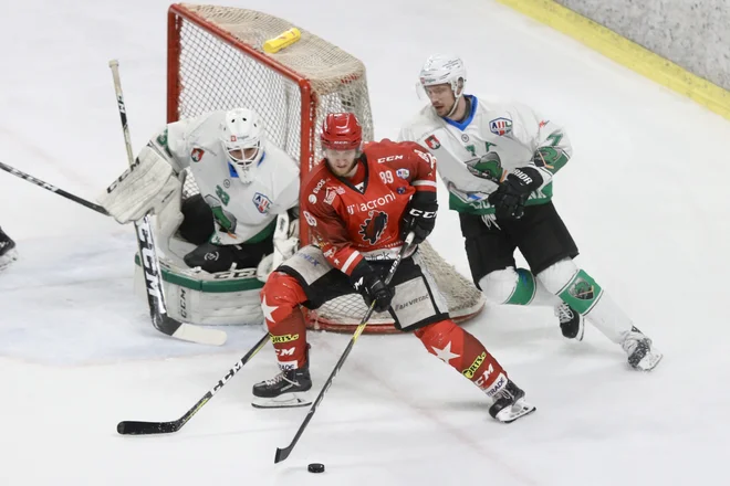 Jeseničan Luka Bašič je utrujal ljubljanskega vratarja Žana Usa, ki ga je v drugi četrtini s premetenim strelom za izenačenje z 2:2 ukanil Mathieu Gagnon. FOTO: Voranc Vogel/Delo