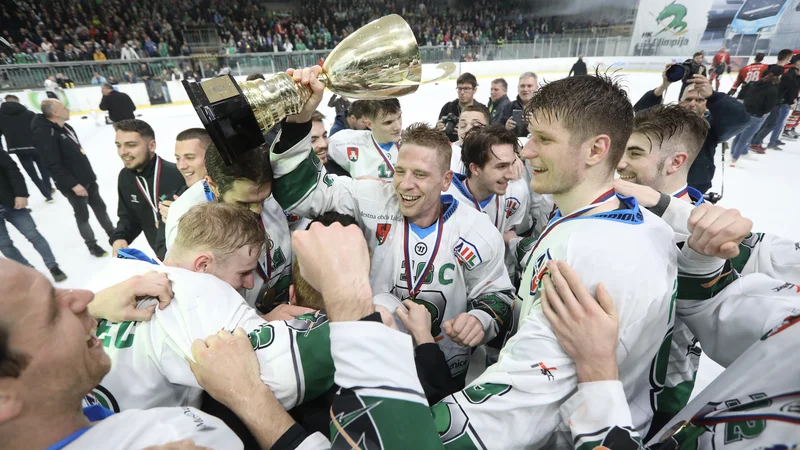 Fotografija: Srčni in bojeviti Ljubljančani so se zasluženo veselili naslova državnega prvaka in trojčka. FOTO: Voranc Vogel/Delo