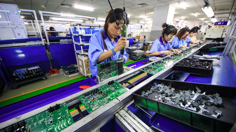 Fotografija: Kamen spotike med ZDA in Kitajsko je »mehanizem izvajanja« ukrepov za preprečevanje kraje tehnološkega znanja. FOTO: Reuters