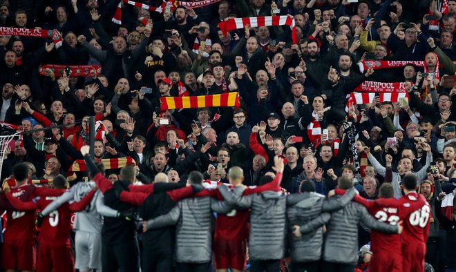 Takole so nogometaši Liverpoola proslavili zmago nad Barcelono s svojimi navijači. FOTO: Reuters