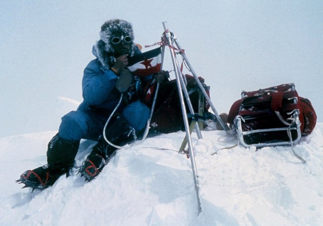 Andrej Štremfelj na vrhu sveta. FOTO: Nejc Zaplotnik