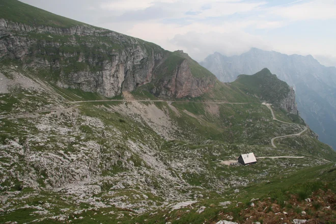 Predvidena nadomestna cesta, dolga kilometer, v prvem delu sledi trasi dovozne poti do koče na Mangartskem sedlu. V nadaljevanju poteka po novi trasi do priključka na cesto v bližini »pentlje«. FOTO: Blaž Močnik