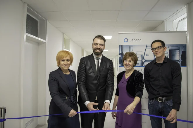 Vodja laboratorija za farmacevtsko analitiko Mira Kordiš Krapež, direktor Labene Borut Čeh, ustanoviteljica Labene Irena Lemut Čeh in vodja laboratorija za molekularno biologijo Rok Košir. FOTO: Manca Mrzelj/Delo