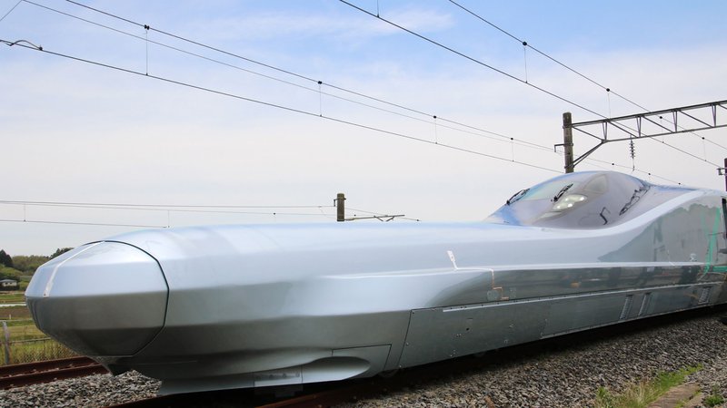 Fotografija: Izdelava prototipa vlaka ALFA-X s podolgovatim nosom in desetimi vagoni je stala 81 milijonov evrov. FOTO: AFP
 