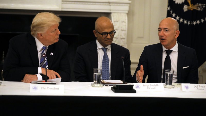 Fotografija: Bezos je točno tisto, kar Trump tako občuduje pri Ameriki, a sam ni. Bezos je vse tisto, kar bi Trump rad, da bi Amerika bila, a ni. FOTO: Carlos Barria/Reuters