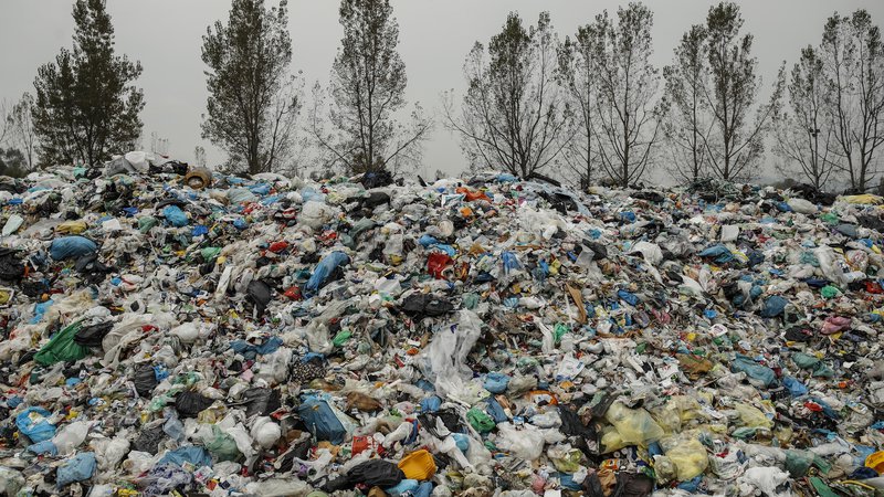 Fotografija: Kupi plastičnih odpadkov se znova povečujejo. FOTO: Uroš Hočevar/Delo