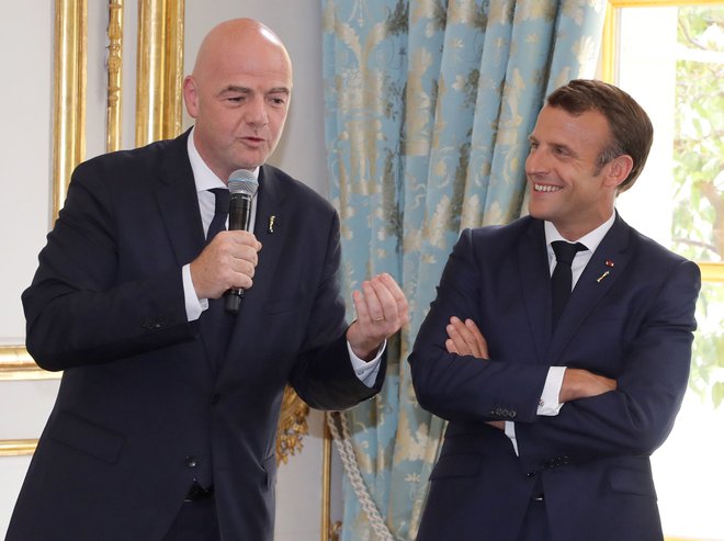 Emmanuel Macron (desno) se rad fotografira z nogometaši, Gianni Infantino (levo) pa s politiki. Fifa je včeraj podpisala namero o dodatnem sodelovanju s francosko razvojno agencijo. FOTO: AFP