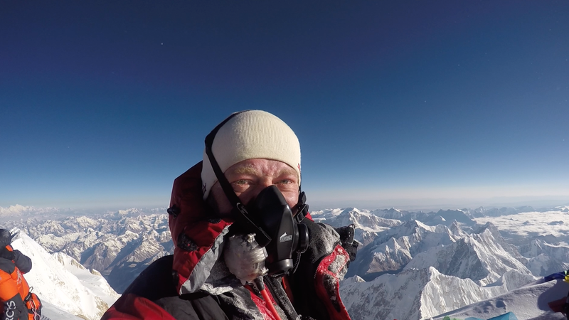 Fotografija: Tomaž Rotar na vrhu Kančendzenge, ki je z 8586 metri tretja najvišja gora na svetu. FOTO: Tomaž Rotar