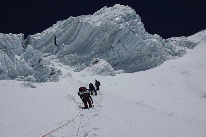 »Šport naj bi skrbel za ohranjanje in podaljševanje življenja. Smisel alpinizma pa je izzivanje smrti in sočasno uhajanje tej. Gre bolj za način življenja,« pravi Rotar. FOTO: Tomaž Rotar