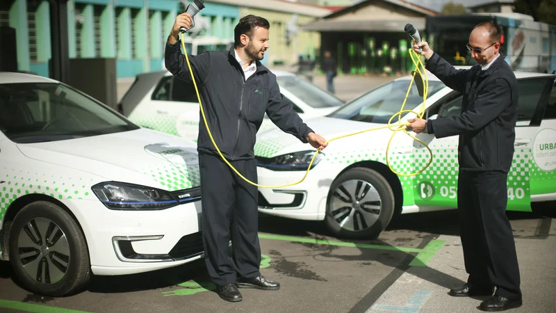 Električna vozila, zaradi katerih so v LPP zgradili tudi posebno polnilnico, še vedno služijo predvsem zaposlenim v LPP, JHL in na MOL. Foto Jure Eržen