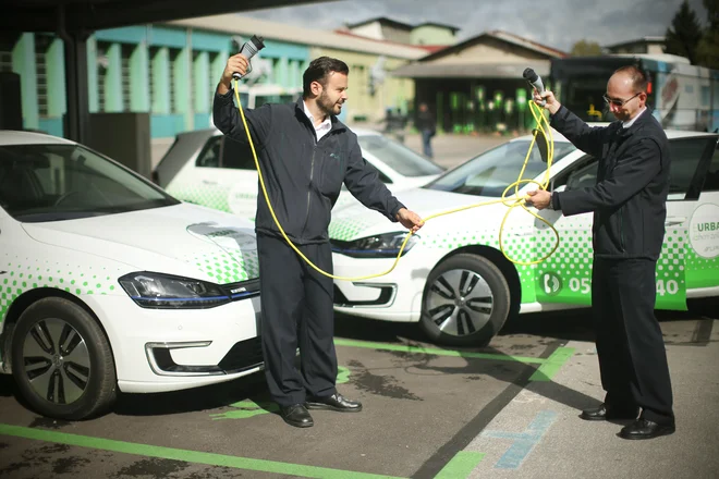 Električna vozila, zaradi katerih so v LPP zgradili tudi posebno polnilnico, še vedno služijo predvsem zaposlenim v LPP, JHL in na MOL. Foto Jure Eržen