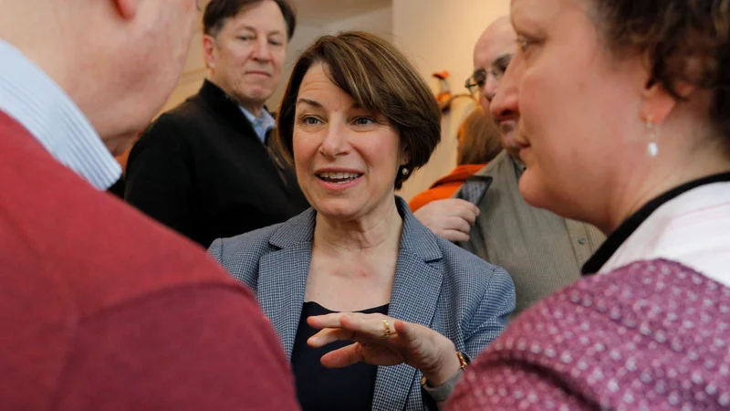 Fotografija: Kandidatka za demokratsko izzivalko republikanskega predsednika Donalda Trumpa Amy Klobuchar med predvolilno kampanjo. FOTO: Reuters