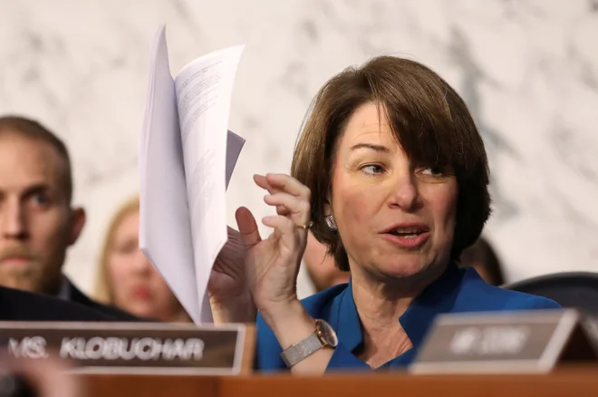 Amy Klobuchar med razpravami o ustavnem sodniku Brettu Kavanaughu. FOTO: Reuters