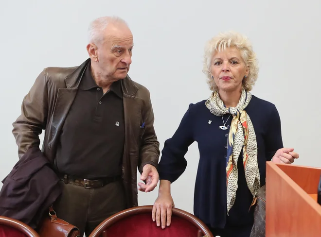 Zlata Olah s pooblaščencem Nikolo Kljajićem zahteva izločitev sodnice. FOTO: Dejan Javornik