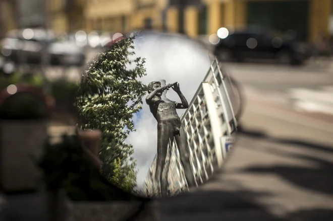 Dodatni evro, ki bi ga generalni direktor želel videti na položnicah za prispevek, bi nacionalni radioteleviziji za kakšno leto ali dve gotovo omogočil bolj sproščeno obratovanje. FOTO: Voranc Vogel/Delo