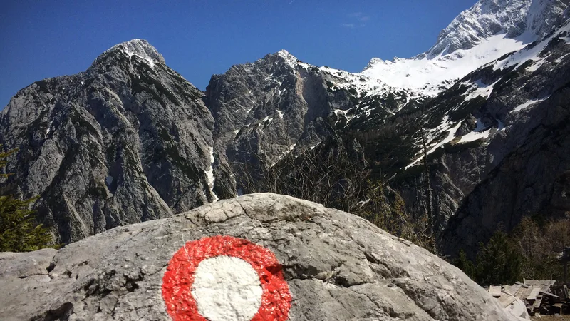 Fotografija: Prva z značilno piko označena pot je bila – kot izhaja iz Planinskega vestnika – leta 1879 speljana iz Bohinja čez Komarčo na Triglav. FOTO: Jure Eržen