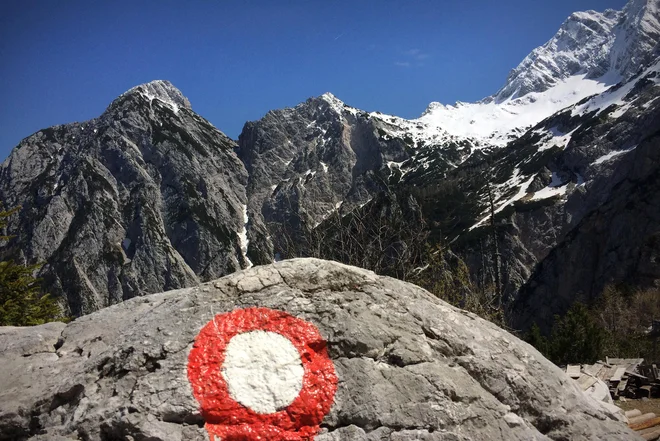 Prva z značilno piko označena pot je bila &ndash; kot izhaja iz Planinskega vestnika &ndash; leta 1879 speljana iz Bohinja čez Komarčo na Triglav. FOTO: Jure Eržen
