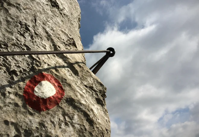 Za planinca, ki se podaja v neznani gorati svet in morda ne ve natančno, kam mora zaviti, ni prijetnejšega pogleda, kot je markacija. FOTO: Jure Eržen