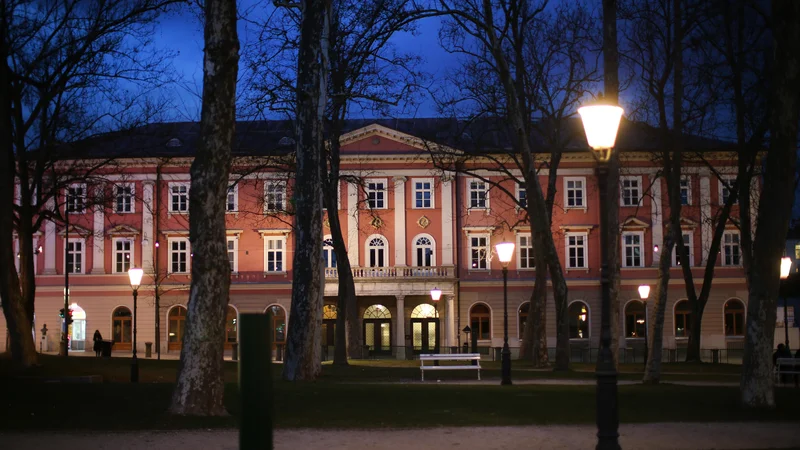 Fotografija: Paleta doživetih občutij, ki jih v nas pričarajo zunanjosti stavb, niso naključne. FOTO: Jure Eržen