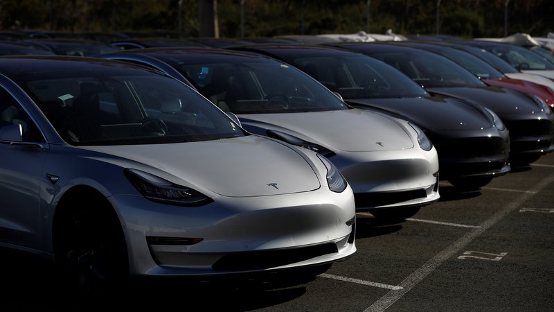Fotografija: Tesla model 3 je električni avtomobil, s katerim poskuša ameriško podjetje doseči večjo množičnost in z njo boljše poslovanje.
Foto Reuters