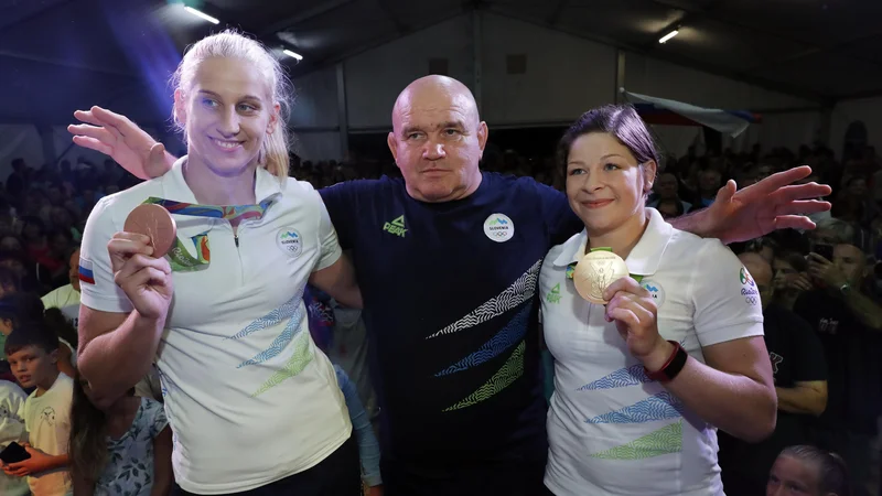 Fotografija: Kakor na olimpijskih igrah v Riu de Janeiru: celjski trener Marjan Fabjan je na turnirju za svetovni pokal v Zagrebu popeljal Tino Trstenjak (desno) do zlate kolajne, Ano Velenšek (levo) pa do bronaste. FOTO: Uroš Hočevar