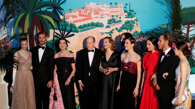 Pierre Casiraghi (druge z leve) je del monaške visoke družbe. Na fotografiji ob njem žena Beatrice Borromeo, mama princesa Caroline, stric princ Albert, francoska igralka Carole Bouquet in drugi. Foto Reuters