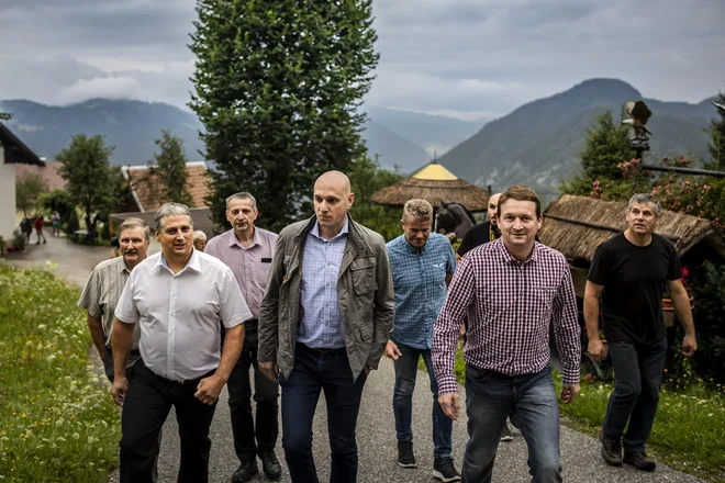 Obisk ministra z okolje Simona Zajca v Gorenjih Novakih, kjer imajo lokalni kmetje težave z medvedi in volkovi. FOTO: Voranc Vogel