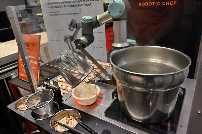 Singapur je svetu pokazal robitinjo, z imenom Sophie, ki skledo domače specialitete – vroče lakse pripravi v zgolj 45 sekundah. FOTO: AFP