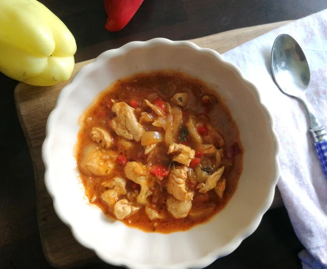 Paprikaš pa bo zagotovo boljši še naslednji dan, tako kot je v glavnem z vsemi jedmi na žlico. Foto: Tanja Drinovec