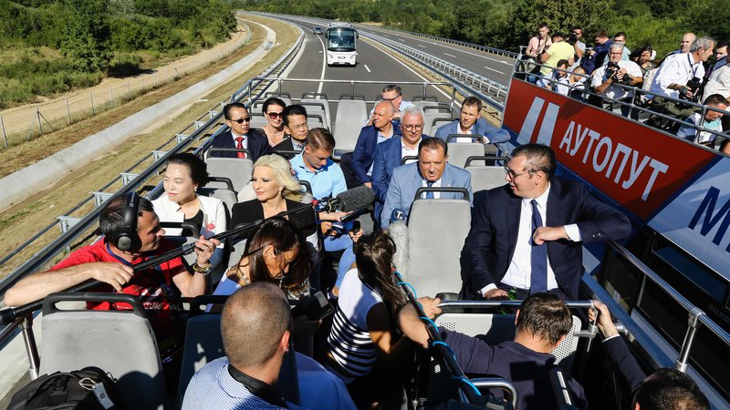 Fotografija: Srbski predsednik Aleksander Vučić med odprtjem avtocestnega odseka med Obrenovcem in Ljigom. Foto srbsko ministrstvo za infrastukturo