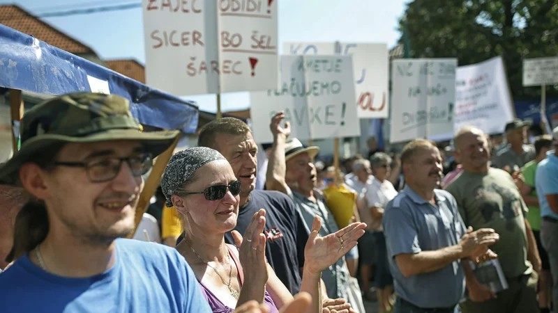 Fotografija: Kmetje so protestirali v Velikih Laščah, napovedujejo tudi blokado otvoritve kmetijskega sejma Agra. FOTO: Blaž Samec