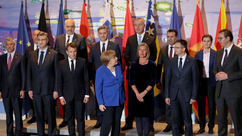 Fotografija: Kljub številnim sestankom na najvišji ravni ni opaznih premikov, tudi po balkanskem vrhu konec aprila v Berlinu ni evropska perpektiva regije nič bolj konkretna. FOTO: Michael Sohn/AFP