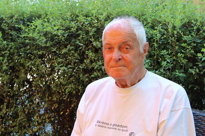 &raquo;Bilo je tako čudno, tako mirno, tako nekaj posebnega &hellip; in sem gledal in videl na drevesu, da je to meja pragozda. Pojdite kamorkoli v Evropi, takega gozda, kot je tu, ne boste več našli,&laquo; pravi Anton Prelesnik. FOTO: Simona Fajfar