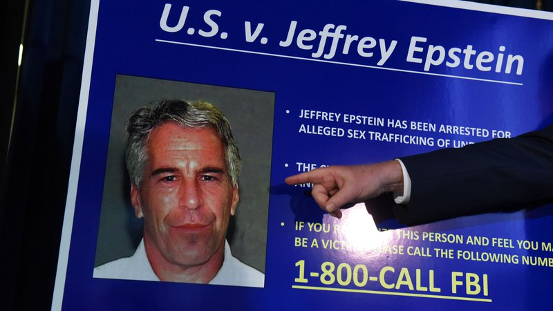 Fotografija: Sodišče je več sto strani sodnih dokumentov iz primera Jeffrey Epstein odpečatilo 9. avgusta, dan zatem so ga v celici odkrili mrtvega. FOTO: Stephanie Keith/AFP