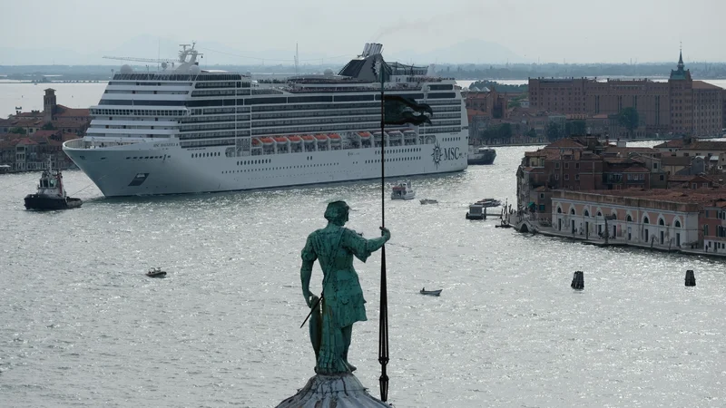 Fotografija: Turizem je prerasel v vodilno globalno gospodarsko panogo. FOTO: Manuel Silvestri/Reuters