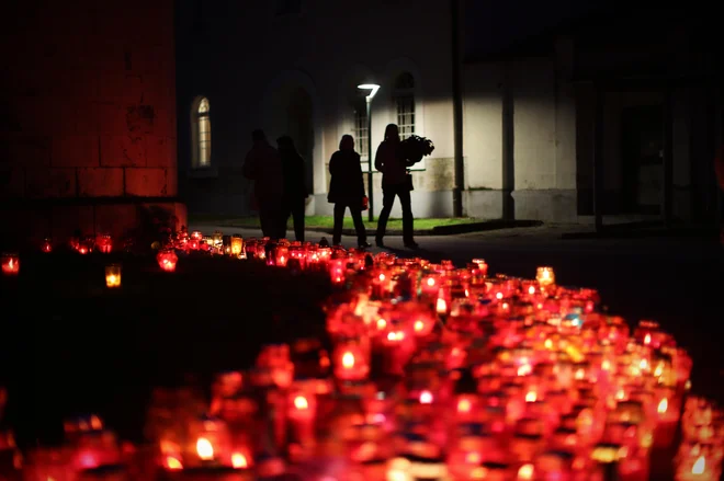 Če povemo po resnici, je obisk pokopališča težko pojasniti objektivno in racionalno. FOTO: Jure Eržen/Delo