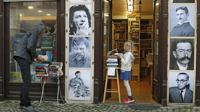 Fotografija: Ali ne velja več tiho pravilo, da se kakovostne knjigarne ponašajo s kakovostnimi knjigami? FOTO: Leon Vidic/Delo