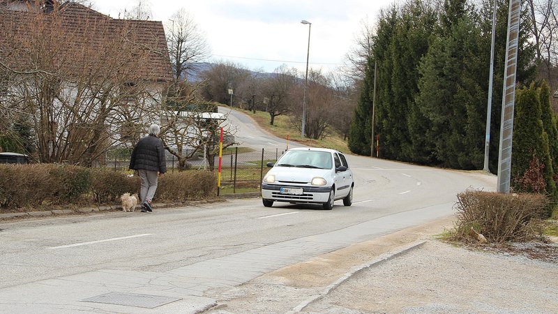 Fotografija: Cesta skozi Šmihel je nevarna za vse. FOTO: Simona Fajfar/Delo