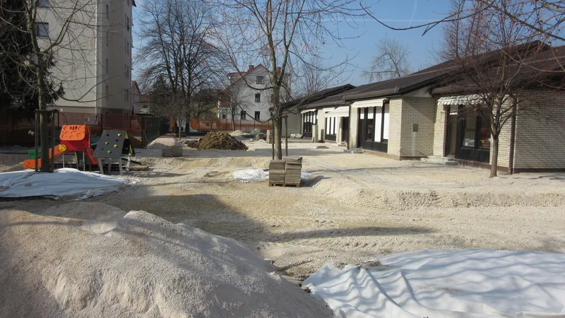 Fotografija: Do konca tedna bo ob vrtcu Ringaraja nasuta gorenjska zemlja. FOTO: Špela Kuralt/Delo