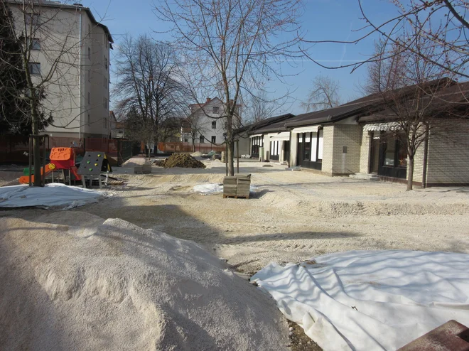 Do konca tedna bo ob vrtcu Ringaraja nasuta gorenjska zemlja. FOTO: Špela Kuralt/Delo