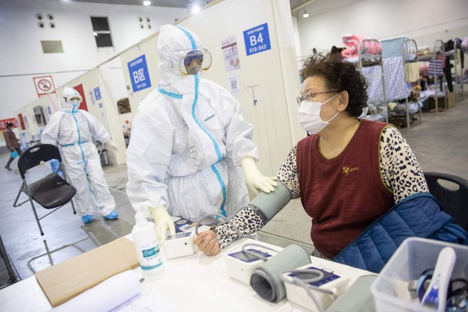 Doslej se je na Kitajskem okužilo več kot 1700 zdravstvenih delavcev, do konca prejšnjega tedna pa jih je umrlo najmanj šest. FOTO: Sts/AFP